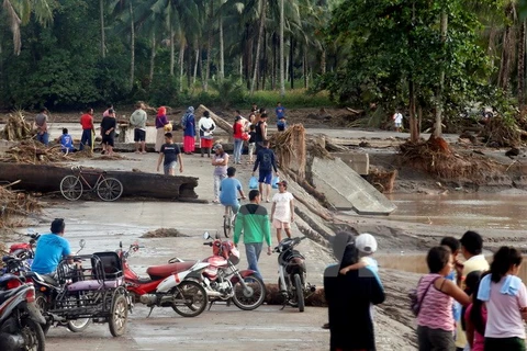 Người dân sơ tán khỏi các khu vực ngập lụt sau khi bão Tembin quét qua tỉnh Lanao del Norte ngày 23/12. (Nguồn: THX/TTXVN) 
