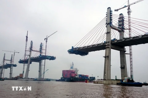 Cầu Bạch Đằng sẽ hợp long vào trước ngày 30/4 và hoàn thành trước ngày 30/6/2018. (Ảnh: Văn Đức/TTXVN)