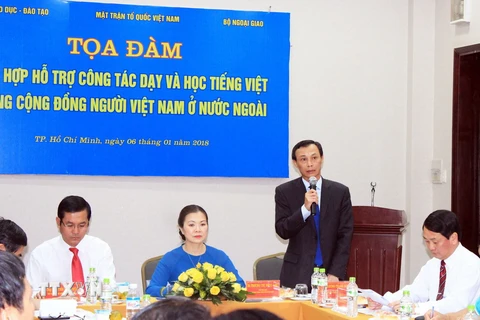 Ông Lương Thanh Nghị, Phó Chủ nhiệm Ủy ban Nhà nước về người Việt Nam ở nước ngoài đánh giá về tình hình dạy và học tiếng Việt của cộng đồng người Việt Nam ở nước ngoài. (Ảnh: Xuân Khu/TTXVN)