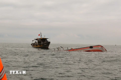 Hiện trường vụ tai nạn khiến tàu cá công suất 800CV bị chìm. (Ảnh: Nguyên Linh/TTXVN)