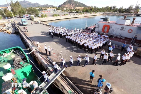 Cán bộ, chiến sỹ hải quân lên đường ra nhận nhiệm vụ tại huyện đảo Trường Sa. (Ảnh: Quang Quyết/TTXVN)