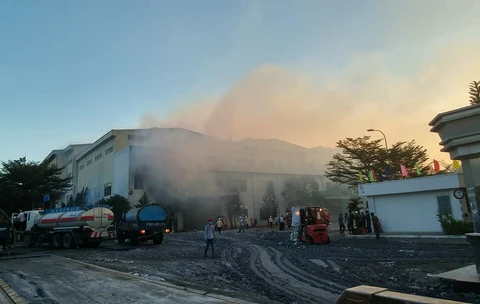 Nhà máy giấy cháy lớn, xe cứu hỏa bị lật trên đường đến hiện trường
