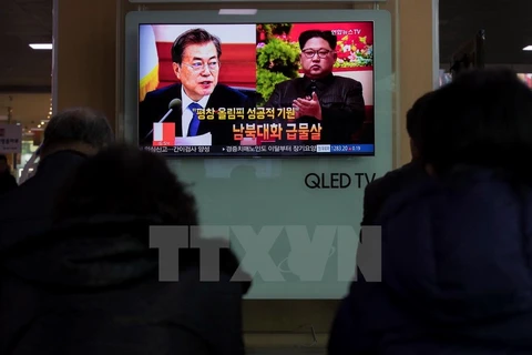 Người dân Hàn Quốc theo dõi tin tức trên truyền hình về quan hệ liên Triều tại một nhà ga ở Seoul ngày 3/1. (Nguồn: THX/TTXVN)