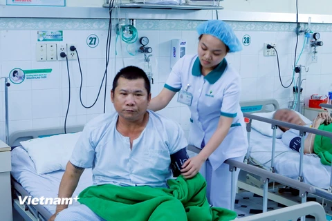 Bệnh nhân Hùng trong quá trình được điều trị và chăm sóc tại Bệnh viện Hoàn Mỹ. (Ảnh: Trần Lâm/Vietnam+)