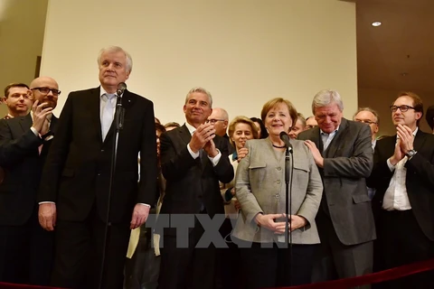 Chủ tịch đảng CDU - Thủ tướng Angela Merkel (thứ 3, phải) và nhà lãnh đạo đảng CSU Horst Seehofer (thứ 2, trái) sau một cuộc họp tại Berlin ngày 19/11. (Nguồn: AFP/TTXVN) 