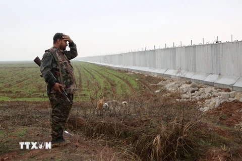 Binh sỹ thuộc lực lượng người Kurd gác tại khu vực biên giới Syria-Thổ Nhĩ Kỳ ở Ras al-Ain (Syria). (Nguồn: AFP/TTXVN)