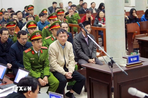Bị cáo Trịnh Xuân Thanh và đồng phạm tại phiên tòa (chiều 15/1/2018). (Ảnh: An Đăng/TTXVN)
