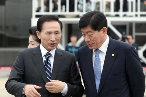Cựu Tổng thống Hàn Quốc Lee Myung-bak và cựu giám đốc NIS Won Sei-hoon. (Nguồn: english.hani.co.kr)