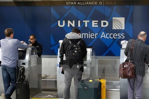 Hành khách làm thủ tục tại quầy của United Airlines ở sân bay Chicago, bang Illinois. (Nguồn: AFP/TTXVN)