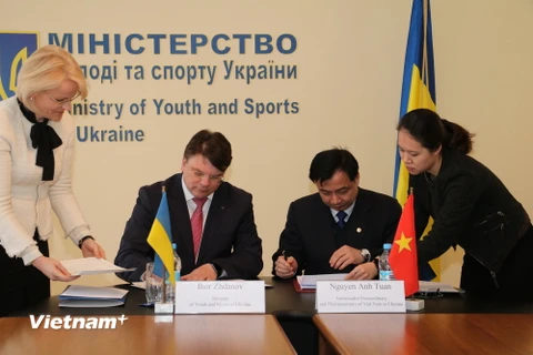 Đại sứ Việt Nam tại Ukraine Nguyễn Anh Tuấn (phải) và Bộ trưởng Bộ Thể thao và Thanh niên Ukraine, Igor Zhdanov tại lễ ký. (Ảnh: Dương Trí/Vietnam+)