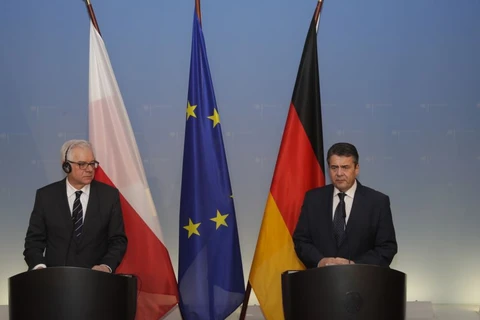 Ngoại trưởng Đức Sigmar Gabriel (phải) và người đồng cấp Ba Lan Jacek Czaputowicz. (Nguồn: ​AP)