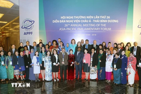 Chủ tịch Quốc hội Nguyễn Thị Kim Ngân, Chủ tịch APPF-26 với các đại biểu chụp ảnh chung. (Ảnh: Doãn Tấn/TTXVN)