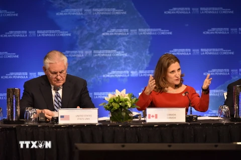 Ngoại trưởng Canada Chrystia Freeland (phải) và người đồng cấp Mỹ Rex Tillerson tại phiên khai mạc Hội nghị Ngoại trưởng về an ninh và ổn định trên Bán đảo Triều Tiên, ở Vancouver, Canada ngày 16/1. (Nguồn: AFP/TTXVN)