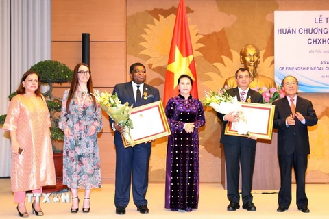 Chủ tịch Quốc hội Nguyễn Thị Kim Ngân trao Huân chương Hữu nghị cho ông Saber Houssain Chowdhuby và Martin Chungong. (Ảnh: Trọng Đức/TTXVN)