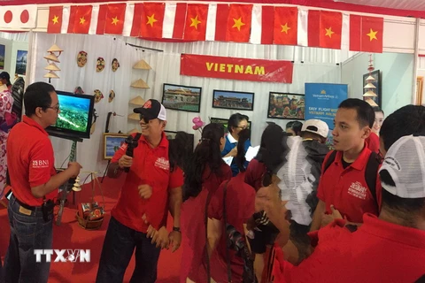 Gian trưng bày, giới thiệu các chính sách xuất nhập cảnh và quảng bá du lịch Việt Nam tại Ngày hội. (Ảnh: Đỗ Quyên/TTXVN)