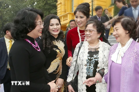 Phó Chủ tịch nước Đặng Thị Ngọc Thịnh với các nhà tài trợ. (Ảnh: Doãn Tấn/TTXVN)