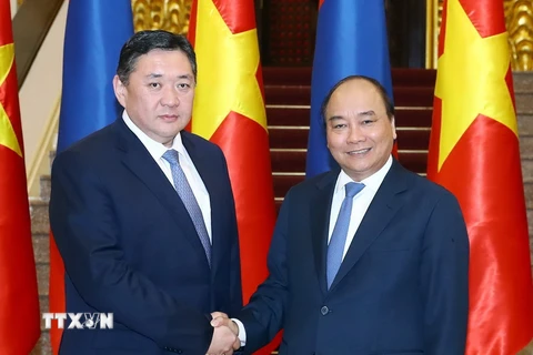 Thủ tướng Nguyễn Xuân Phúc tiếp ngài Miyegombo Enkhbold, Chủ tịch Quốc hội Mông Cổ đang thăm chính thức Việt Nam. (Ảnh: Thống Nhất/TTXVN)