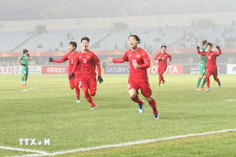 Niềm vui của cầu thủ U23 Việt Nam sau khi ghi bàn thắng mở tỷ số trận đấu với U23 Iraq. (Ảnh: Hoàng Linh/TTXVN)