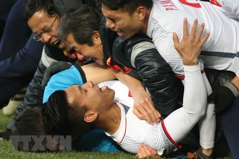 Niềm vui của các cầu thủ U23 Việt Nam sau khi thắng U23 Qatar sau những loạt đá 11m. (Ảnh: Hoàng Linh/TTXVN) 