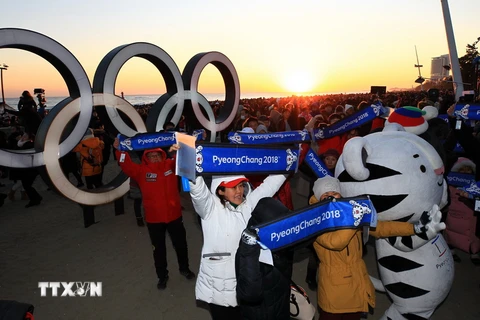 Người dân Hàn Quốc chào mừng Olympic mùa Đông PyeongChang 2018 tại Gangneung, cách thủ đô Seoul khoảng 237 km về phía đông. (Nguồn: Yonhap/TTXVN)