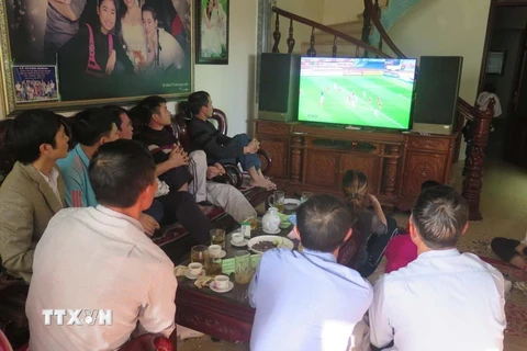 Không khí xem cổ vũ bóng đá tại gia đình cầu thủ Văn Toàn. (Ảnh: Mạnh Minh/TTXVN)