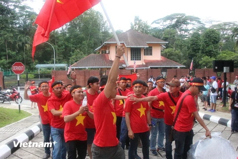 Bà con người Việt cổ vũ đội tuyển Việt Nam tại SEA Games. (Ảnh: Hoàng Nhương/Vietnam+)