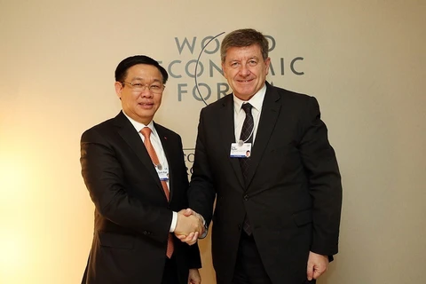 Phó Thủ tướng Vương Đình Huệ gặp Tổng Giám đốc Tổ chức Lao động Quốc tế (ILO), ngài Guy Ryder. (Ảnh: Hoàng Hoa/TTXVN)