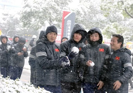 Tuyết đã phủ trắng mọi vật thể cố định ở thành phố Thường Châu, từ cây cối, mái nhà cho tới các xe ôtô. (Ảnh: Hoàng Linh)