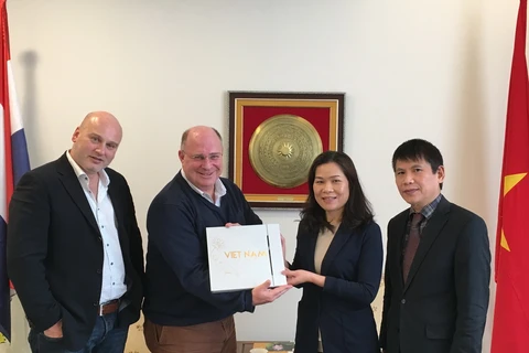 Đại sứ Ngô Thị Hòa trao tặng ông Frank Schretlen sách ảnh Việt Nam. (Nguồn: Đại sứ quán Việt Nam tại Hà Lan)