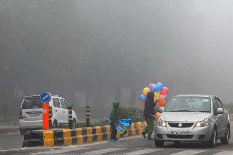 Khói mù ô nhiễm bao phủ dày đặc bầu trời New Delhi, Ấn Độ ngày 1/1/2018. (Nguồn: AFP/TTXVN)
