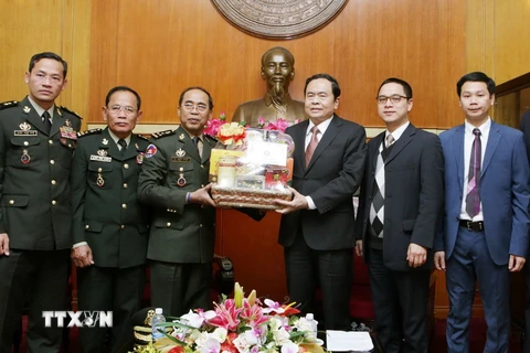 Đại tướng Dieng Sarun tặng quà Chủ tịch Ủy ban Trung ương Mặt trận Tổ quốc Việt Nam Trần Thanh Mẫn. (Ảnh: Nguyễn Dân/TTXVN)