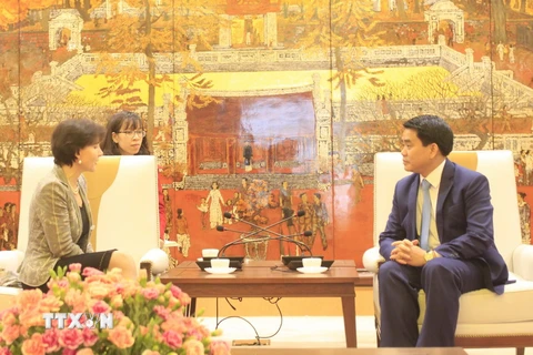 Chủ tịch Ủy ban Nhân dân thành phố Hà Nội Nguyễn Đức Chung làm việc với bà Cecilia Piccioni, Đại sứ Italy tại Việt Nam. (Ảnh: Nguyễn Văn Cảnh/TTXVN)