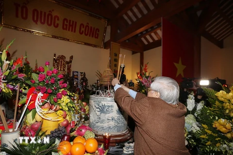 Tổng Bí thư Nguyễn Phú Trọng dâng hương tại Khu lưu niệm đồng chí Nguyễn Đức Cảnh. (Ảnh: Trí Dũng/TTXVN)