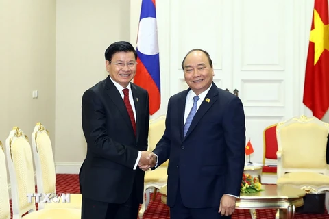 Thủ tướng Nguyễn Xuân Phúc gặp Thủ tướng Lào Thongloun Sisoulith. (Nguồn: TTXVN)