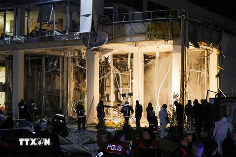 Lực lượng chức năng làm nhiệm vụ tại Văn phòng thuế thành phố Ankara sau vụ nổ. (Nguồn: Trend News Agency)