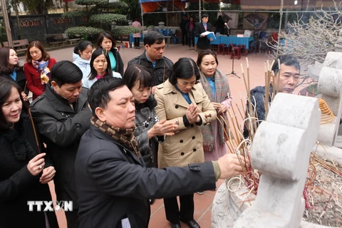 Đoàn đại biểu Tổng Liên đoàn Lao động Việt Nam và Thành ủy Hải Phòng đến dâng hương tại Nhà tưởng niệm đồng chí Nguyễn Đức Cảnh, xã An Đồng, huyện An Dương, Hải Phòng. (Ảnh: Lâm Khánh/TTXVN)