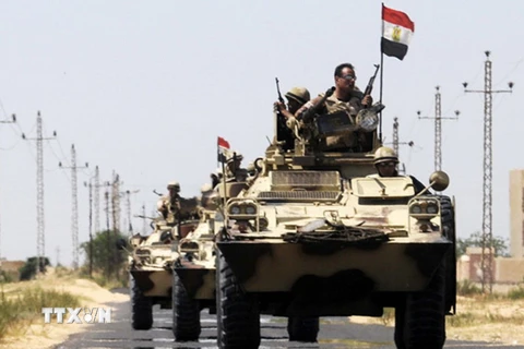 Binh sỹ quân đội Ai Cập tiến hành chiến dịch truy quét khủng bố ở El-Arish, cách Cairo 350km về phía đông bắc. (Nguồn: Reuters/TTXVN)