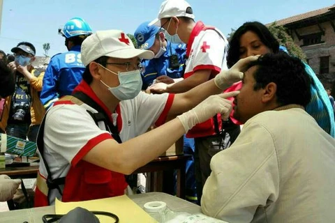 Bác sỹ Trung Quốc khám bệnh cho các bệnh nhân người Nepal. (Nguồn: China Daily)