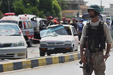 Binh sỹ Pakistan điều tra tại hiện trường một vụ đánh bom ở Peshawar, tây bắc Pakistan. (Nguồn: EPA/TTXVN)