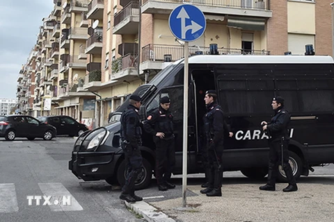 Cảnh sát Italy điều tra tại hiện trường vụ xả súng. (Nguồn: AFP/ TTXVN)