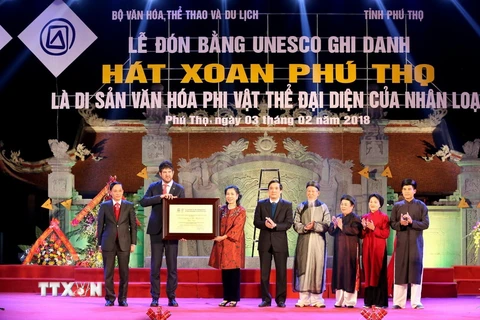 Ông Michael Croft, Trưởng đại diện Văn phòng UNESCO Việt Nam đã trao Bằng của UNESCO ghi danh hát Xoan Phú Thọ là di sản văn hóa phi vật thể đại diện của nhân loại. (Ảnh: Trung Kiên/TTXVN)