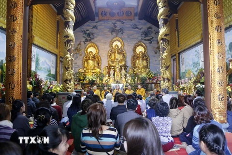 Các Phật tử dự buổi lễ. (Ảnh: Phạm Kiên/TTXVN)