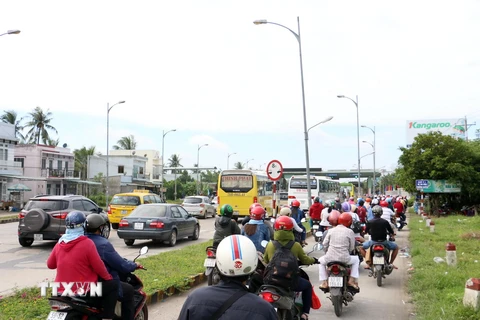 Lượng xe từ Thành phố Hồ Chí Minh về Bến Tre qua Trạm thu phí cầu Rạch Miễu. (Ảnh: Trần Thị Thu Hiền/TTXVN)