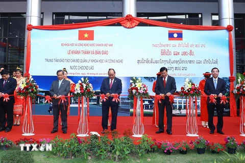 Thủ tướng Nguyễn Xuân Phúc và Thủ tướng Lào Thongloun Sisoulith cắt băng khai trương. (Ảnh: Thống Nhất/TTXVN)