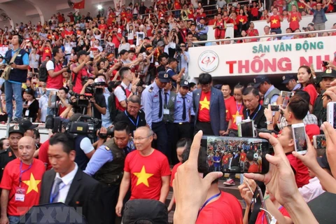 Đội tuyển U23 Việt Nam xuất hiện trong tiếng reo hò không ngớt của người hâm mộ. (Ảnh: Xuân Dự/TTXVN)