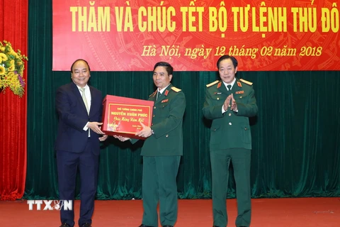 Thủ tướng Nguyễn Xuân Phúc tặng quà cho cán bộ, chiến sỹ Bộ Tư lệnh Thủ đô Hà Nội. (Ảnh: Thống Nhất/TTXVN)