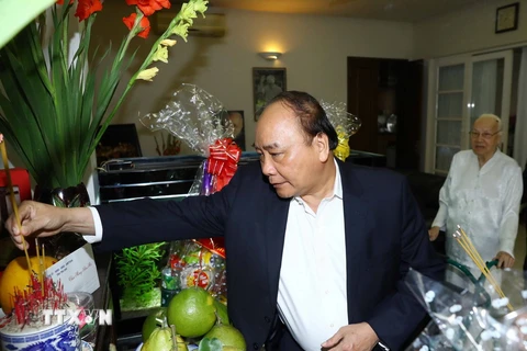 Thủ tướng Nguyễn Xuân Phúc thắp hương tưởng niệm Tổng Bí thư Nguyễn Văn Linh. (Ảnh: Thống Nhất/TTXVN)