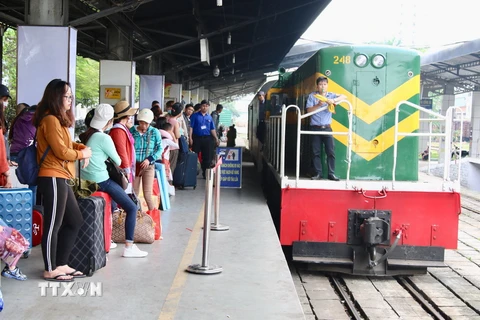 Hành khách đón tàu trong ga Sài Gòn. (Ảnh: Trần Xuân Tình/TTXVN)