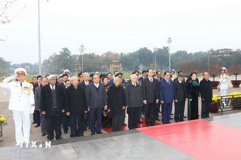 Lãnh đạo Đảng, Nhà nước đặt vòng hoa và vào Lăng viếng Chủ tịch Hồ Chí Minh. (Nguồn: TTXVN)