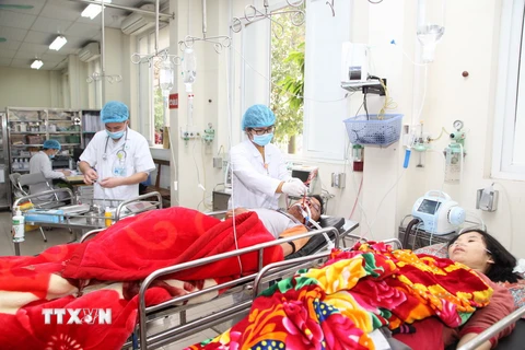 Các bác sỹ Bệnh viện Đa khoa tỉnh Hải Dương chăm sóc bệnh nhân bị tai nạn giao thông trong dịp Tết. (Ảnh: Hiền Anh/TTXVN)